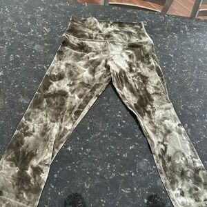 Lululemon 6 capri leggings green multi tiedye